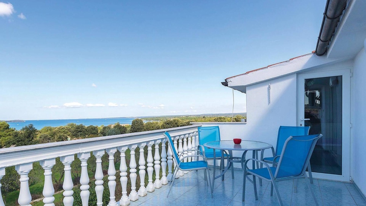 Stinjan Apartment | Nice apartment in Stinjan with kitchen
