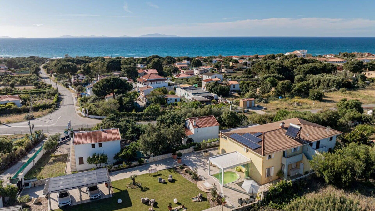 Eden Beach Villa | Nice apartment in villa for 5 people with pool, A/C, WIFI, TV and patio