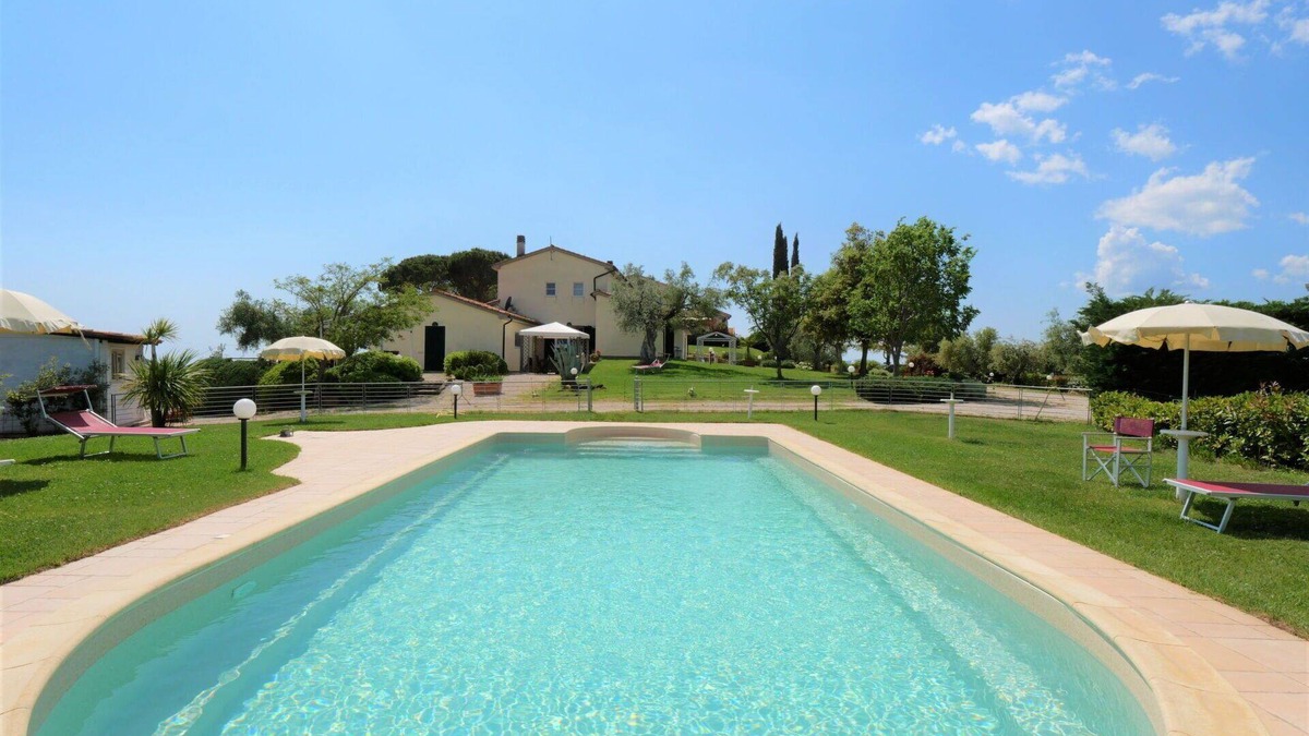 Massa Marittima Villa | Nice apartment in villa for 4 people with WIFI, pool, TV, terrace and pets allowed