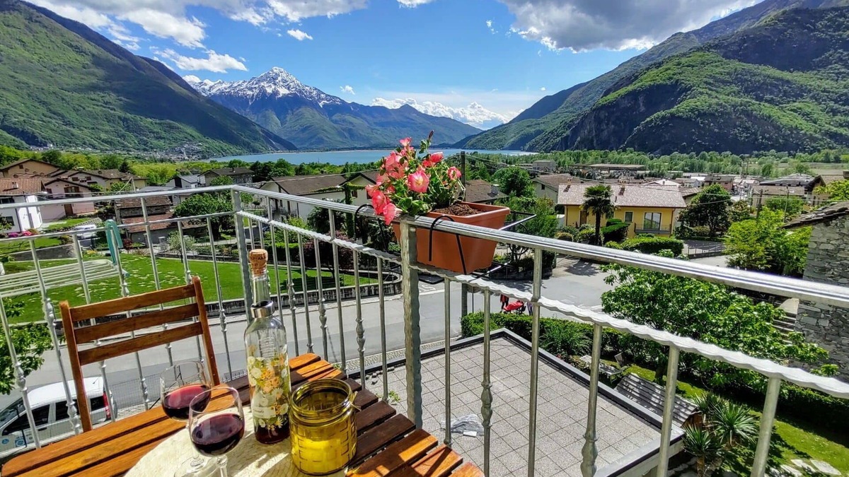Novate Mezzola Apartment | Nice apartment for 5 people with WIFI, TV, terrace and parking