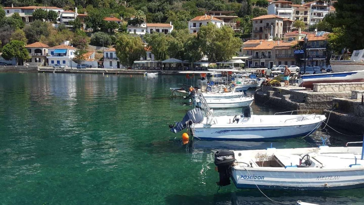 Gefira Mpania House | Nice beaches beautiful little town perfect place in Greece Castle to explore