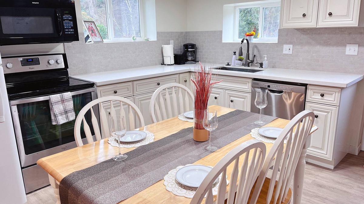 Kirkland House | Nice, clean and cozy place to stay with family and friends
