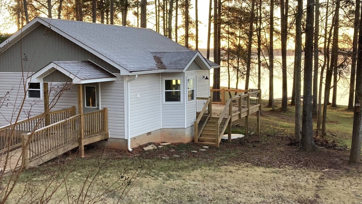 Milledgeville Cottage | Nice cottage located on Lake Sinclair. Lots of room with great views
