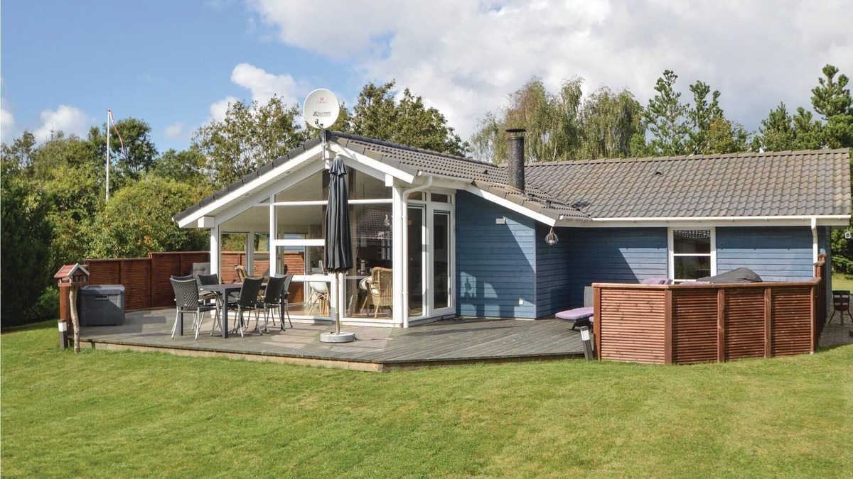 Henne House | Nice cottage with carport on undisturbed lawned property.