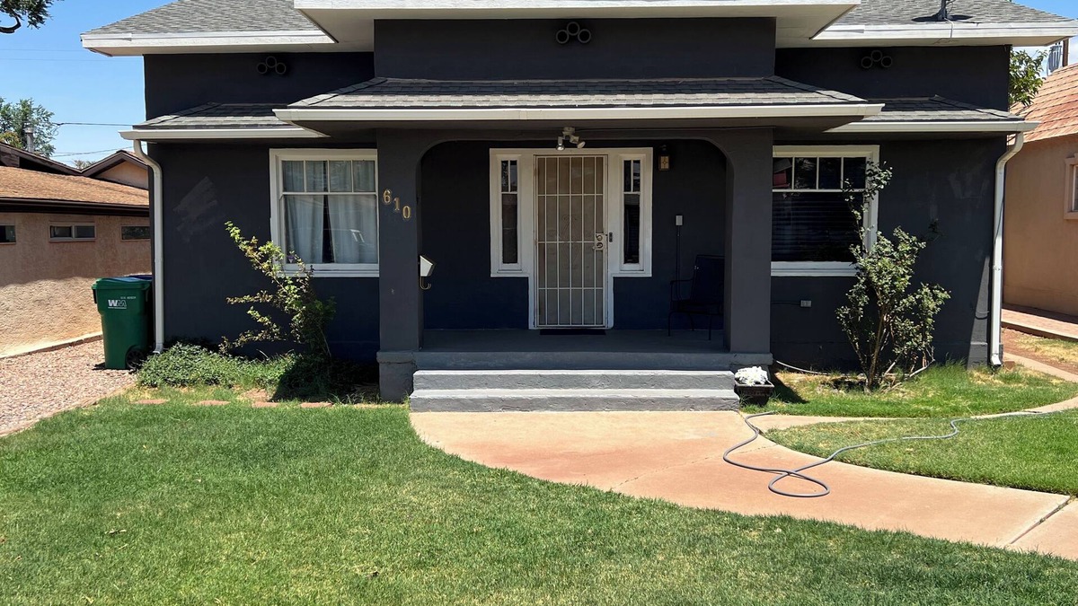 Winslow House | Nice Cozy 2 Bedroom 1bath house Close to DT Winslow