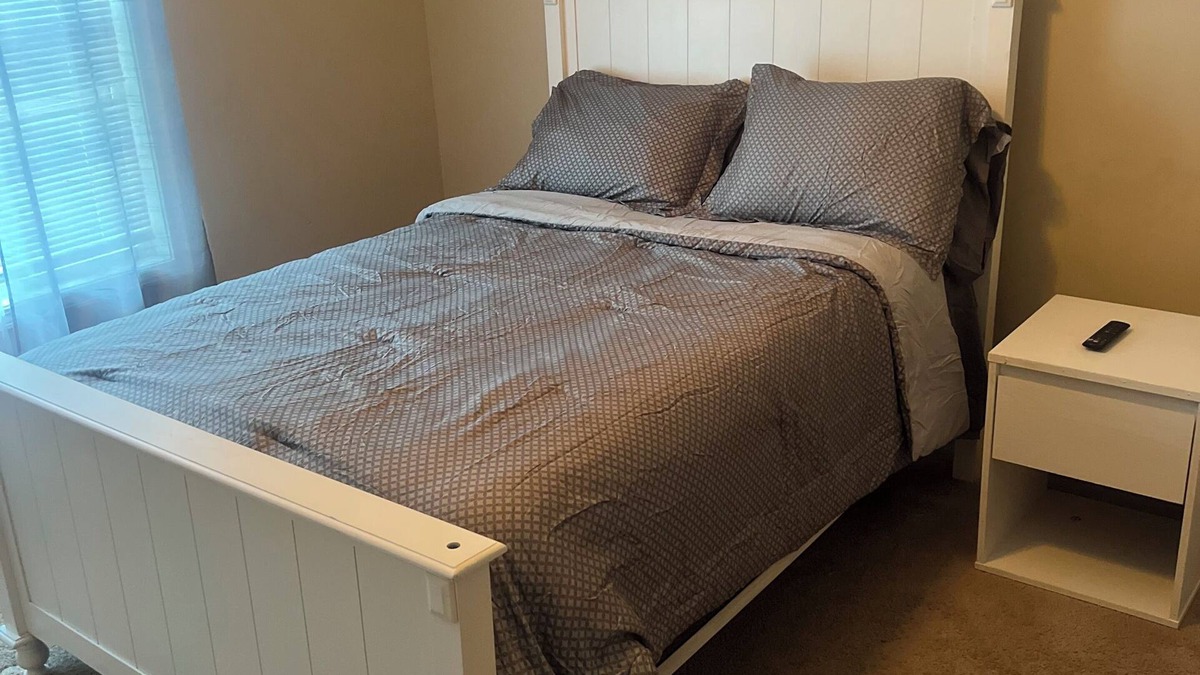 Hiram House | Nice Cozy Room