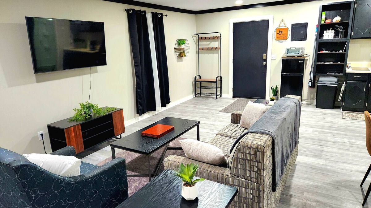 St. Martin Apartment | Nice Detatched Garage Studio Apartment Minutes from everything!Private Entrance!