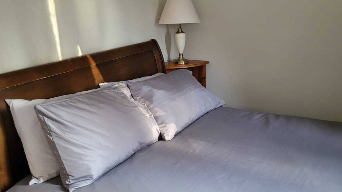 Sherborne St. John House | NICE DOUBLE ROOM WITH DELUXE BATHROOM. Just 10 min walk to Basingstoke Hospital