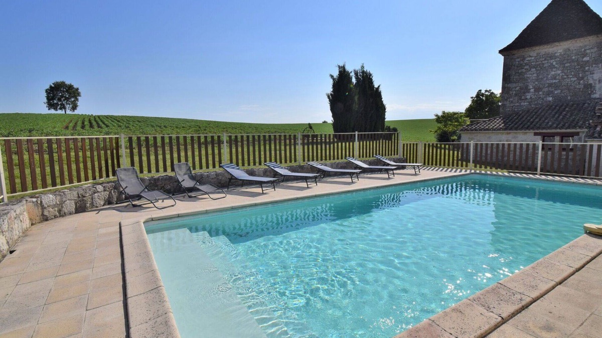Dondas Villa | Nice apartment in villa for 4 people with pool, TV, terrace and parking