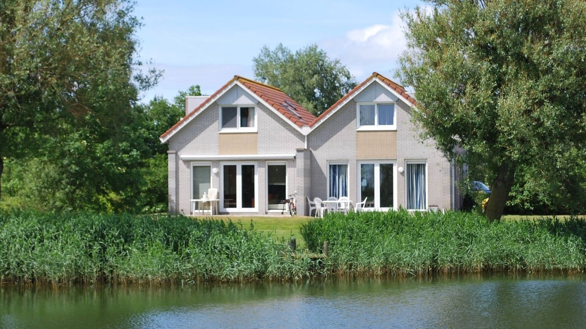 Makkum House | Nice holiday home on the water in Friesland
