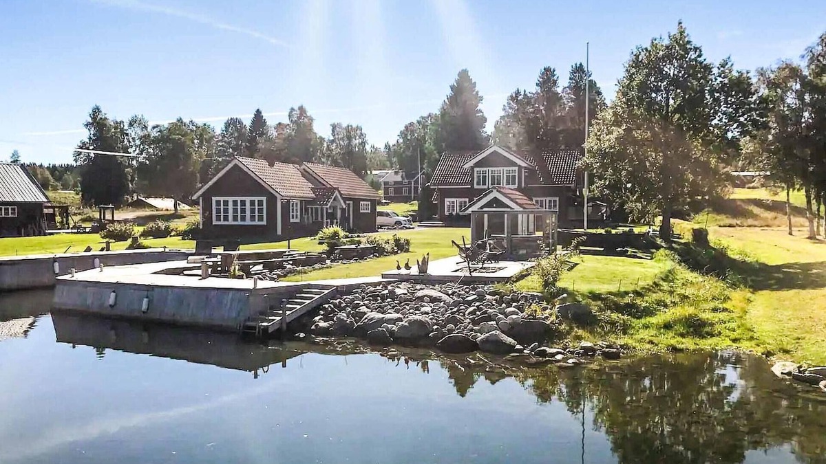 Aston House | Nice home in åstön with house sea view