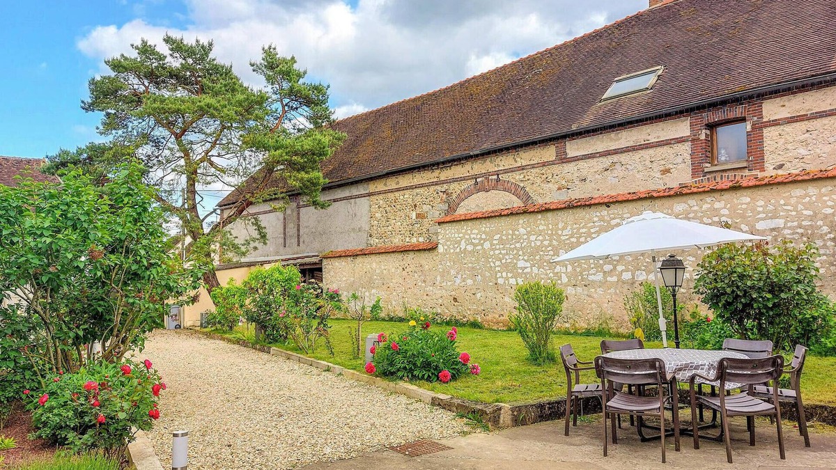 Etigny House | Nice home in étigny with WiFi