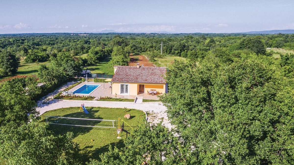 Butkovici House | Nice home in Butkovici with WiFi