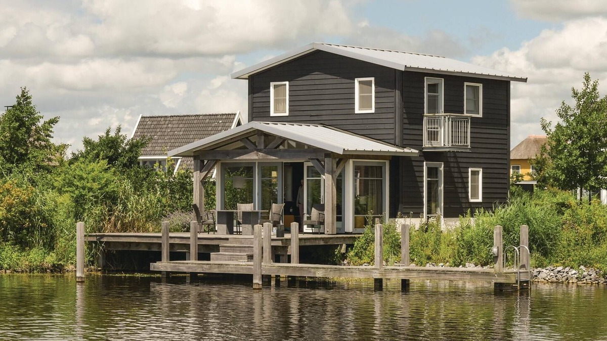 Zuideinde House | Nice home in Giethoorn with WiFi
