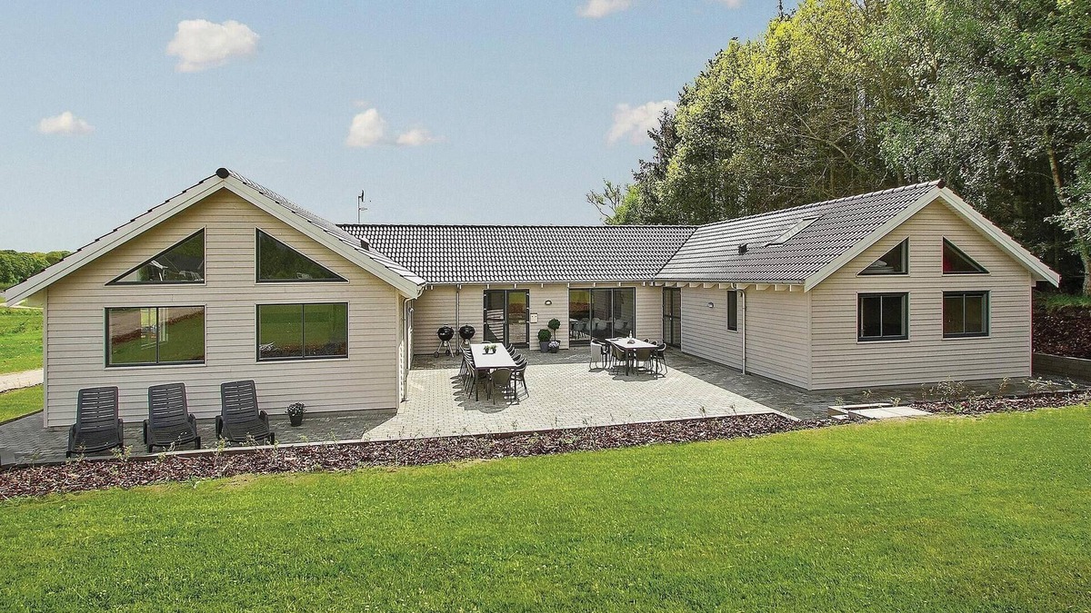 Fjellerup Strand House | Nice home in Glesborg with kitchen