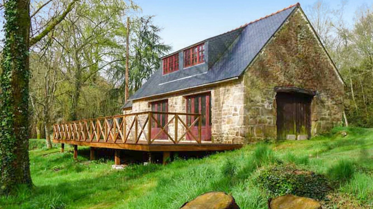 Guern House | Nice home in Guern with WiFi