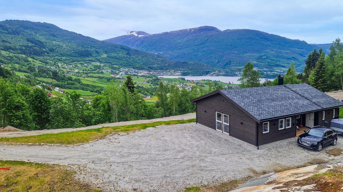 Luster House | Nice home in Hafslo with WiFi