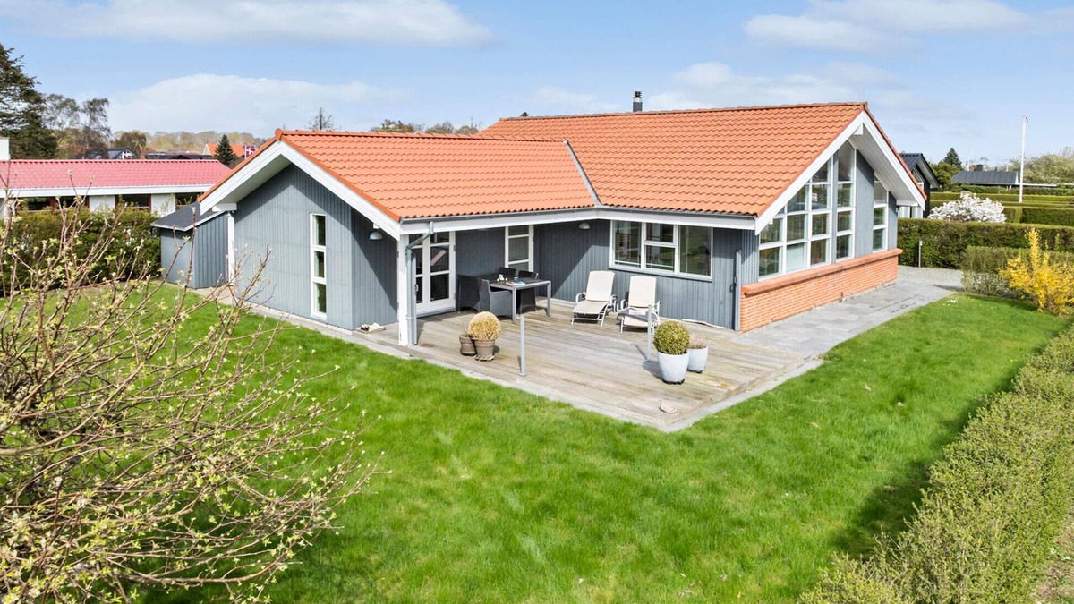 Juelsminde House | Nice home in Juelsminde with kitchen