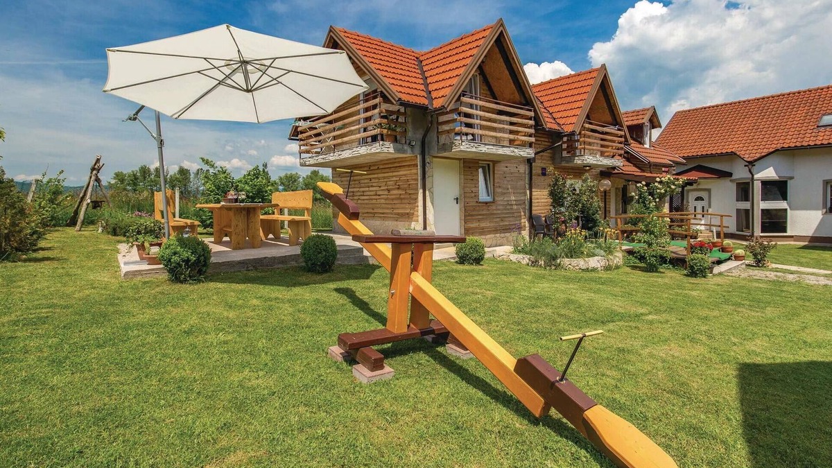 Licko Lesce House | Nice home in Licko Lesce with WiFi