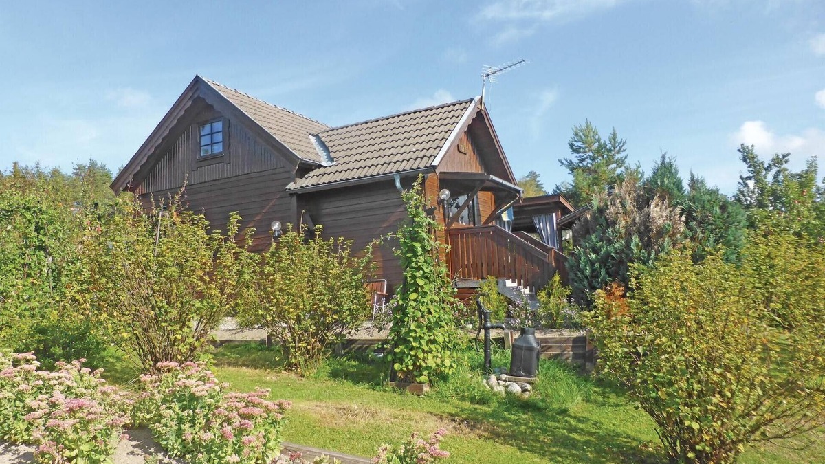 Malmkoping House | Nice home in Malmköping with kitchen