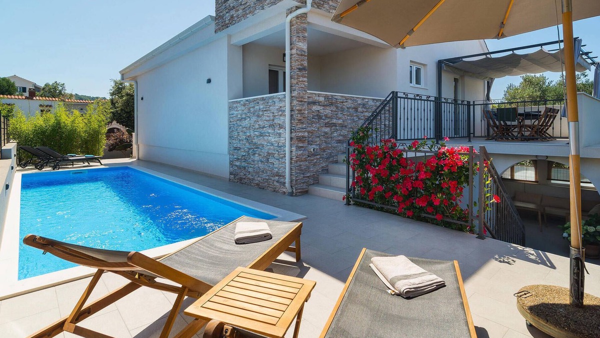 Maslinica House | Nice home in Maslinica with kitchen