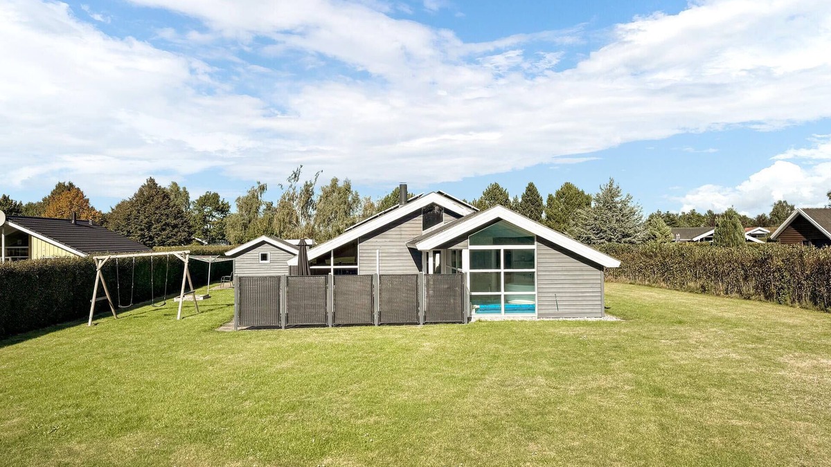 Hasmark Strand House | Nice home in Otterup with kitchen