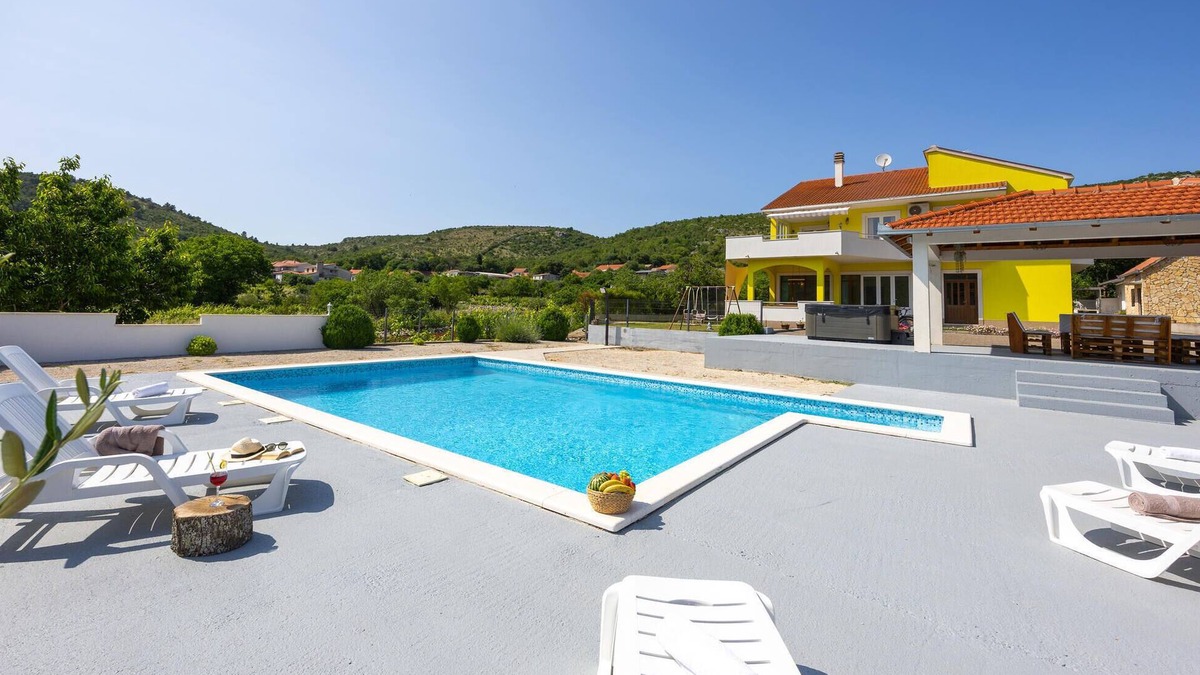 Primorski Dolac House | Nice home in Primorski Dolac with sauna