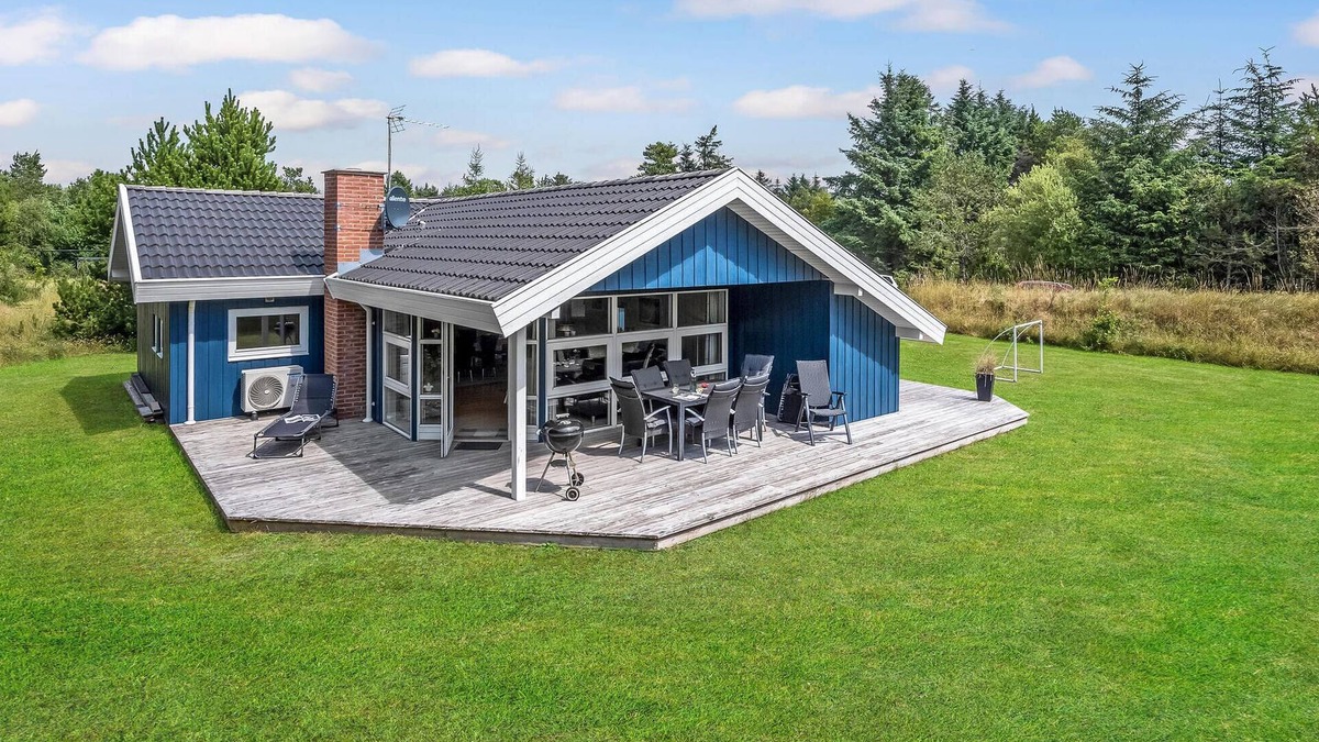 Lodbjerg Hede House | Nice home in Ringkøbing with kitchen