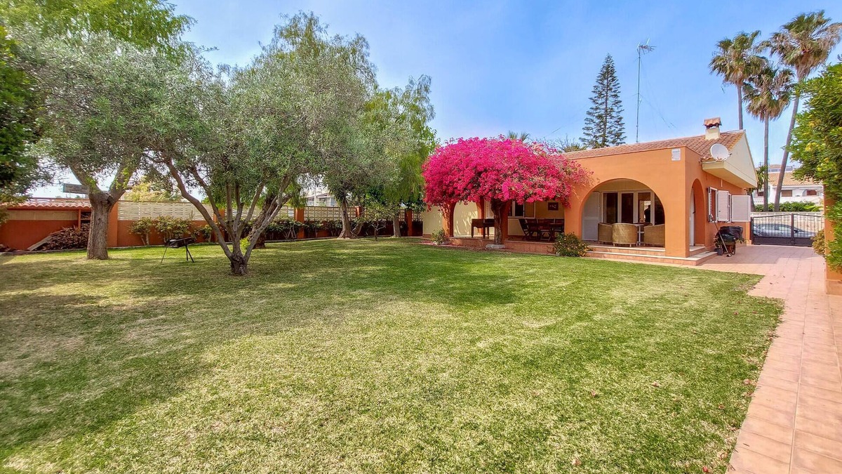 Playa de Almarda House | Nice home in Sagunto with kitchenette