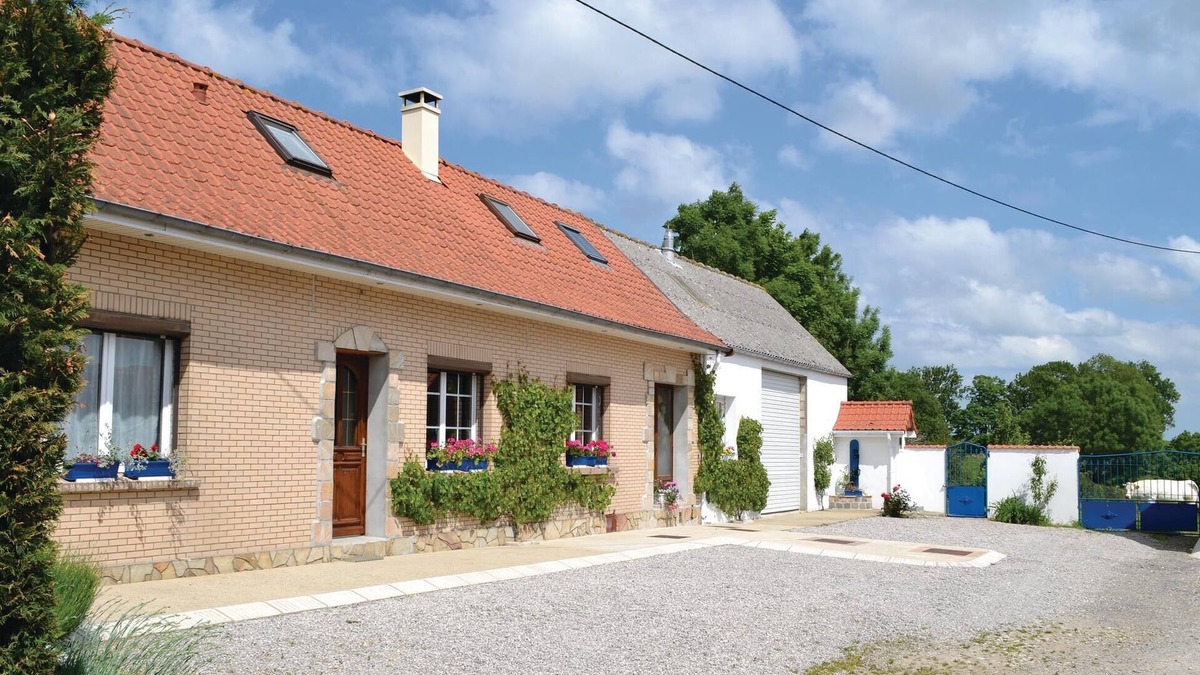 Bourthes House | Nice home in Senlecques with kitchen