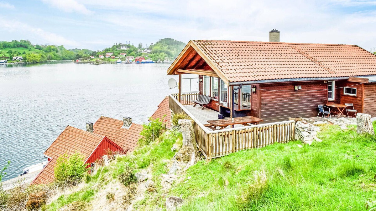 Finnoy House | Nice home in Sjernarøy with sauna