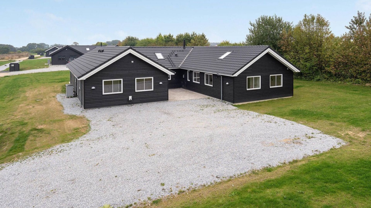Mommark Strand House | Nice home in Sydals with kitchen