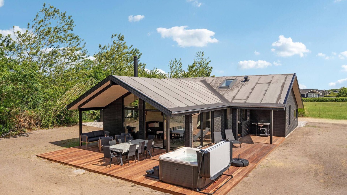 Skaven Strand House | Nice home in Tarm with WiFi