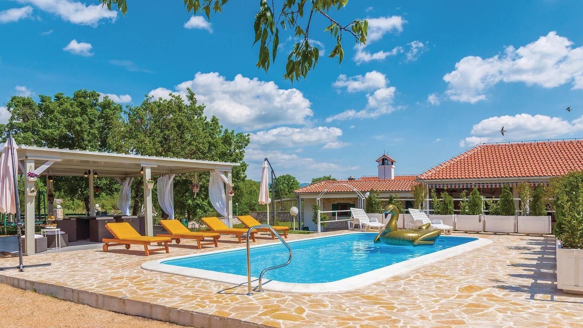 Unesic House | Nice home in Unesic with WiFi
