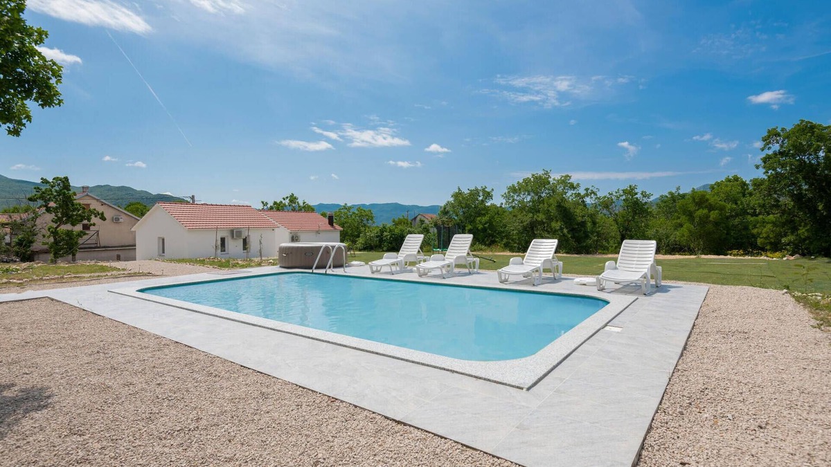 Zavojane House | Nice home in Zavojane with kitchen