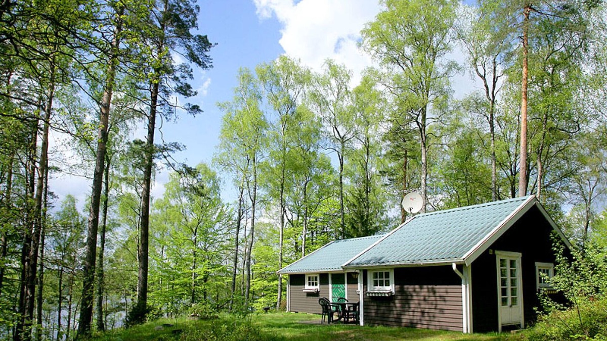 Roke House | Nice little cottage by the lake with boat