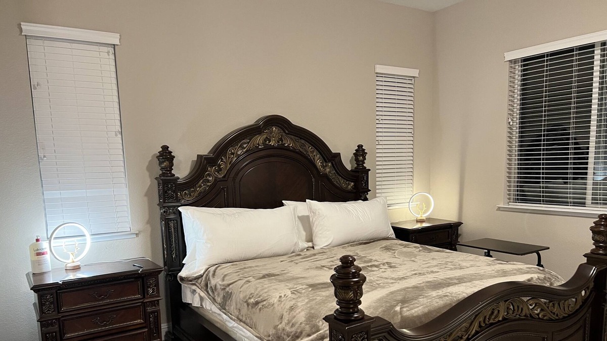 Brentwood House | Nice Master bedroom in Brentwood