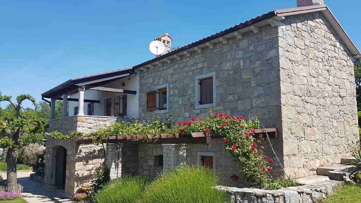 Kras Apartment | Nice newly renovated House near The smallest town in the world Hum
