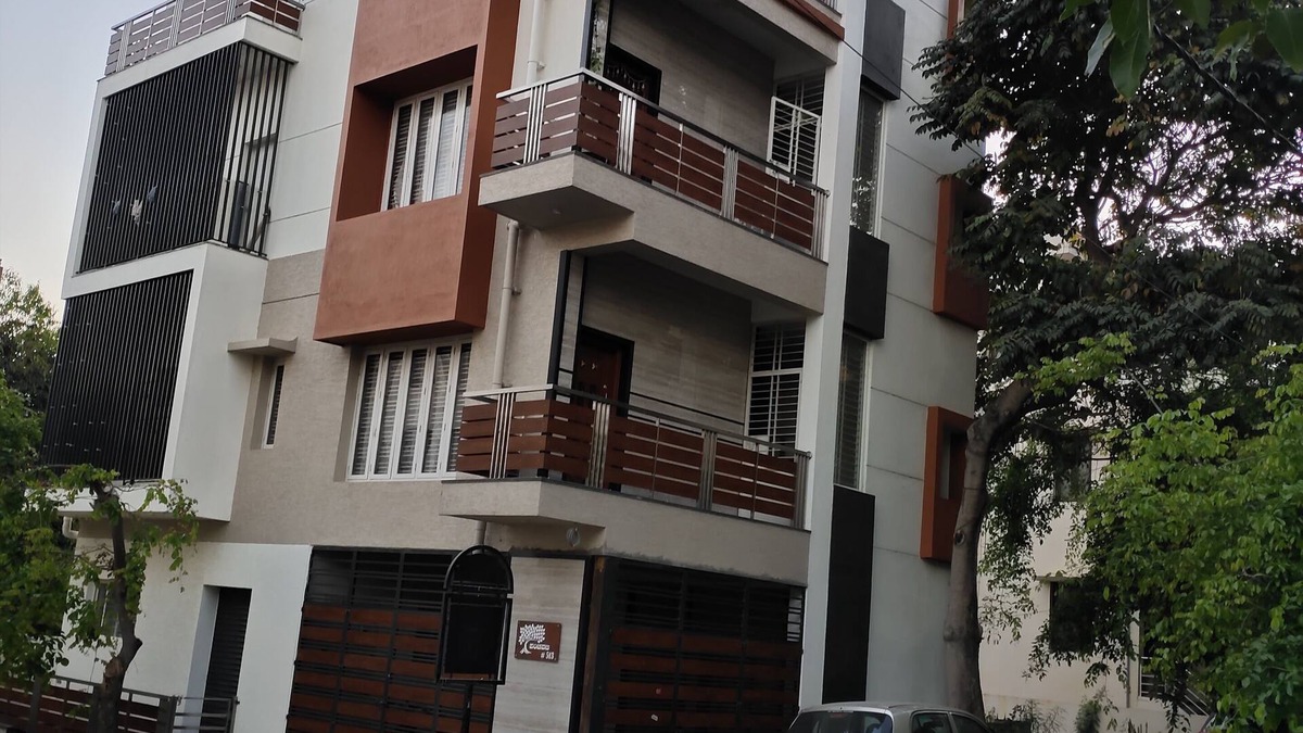 Bengaluru Apartment | Nice North-East corner apartment with very good privacy and ample parking place