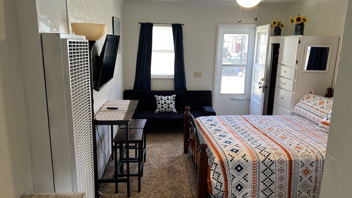 Winslow Apartment | Nice Quite Studio Apartment with Queen Bed, Full kitchen and bath near Down Town