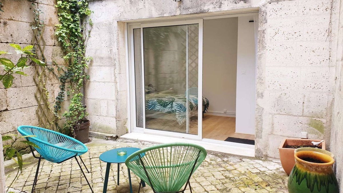 Angouleme Apartment | Nice T2 downtown, courtyard, air conditioning
