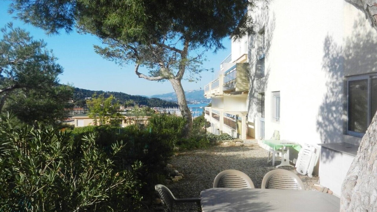 Saint-Mandrier-sur-Mer Apartment | Nice T2 of small residence: shaded garden, seen sea, nearness beach