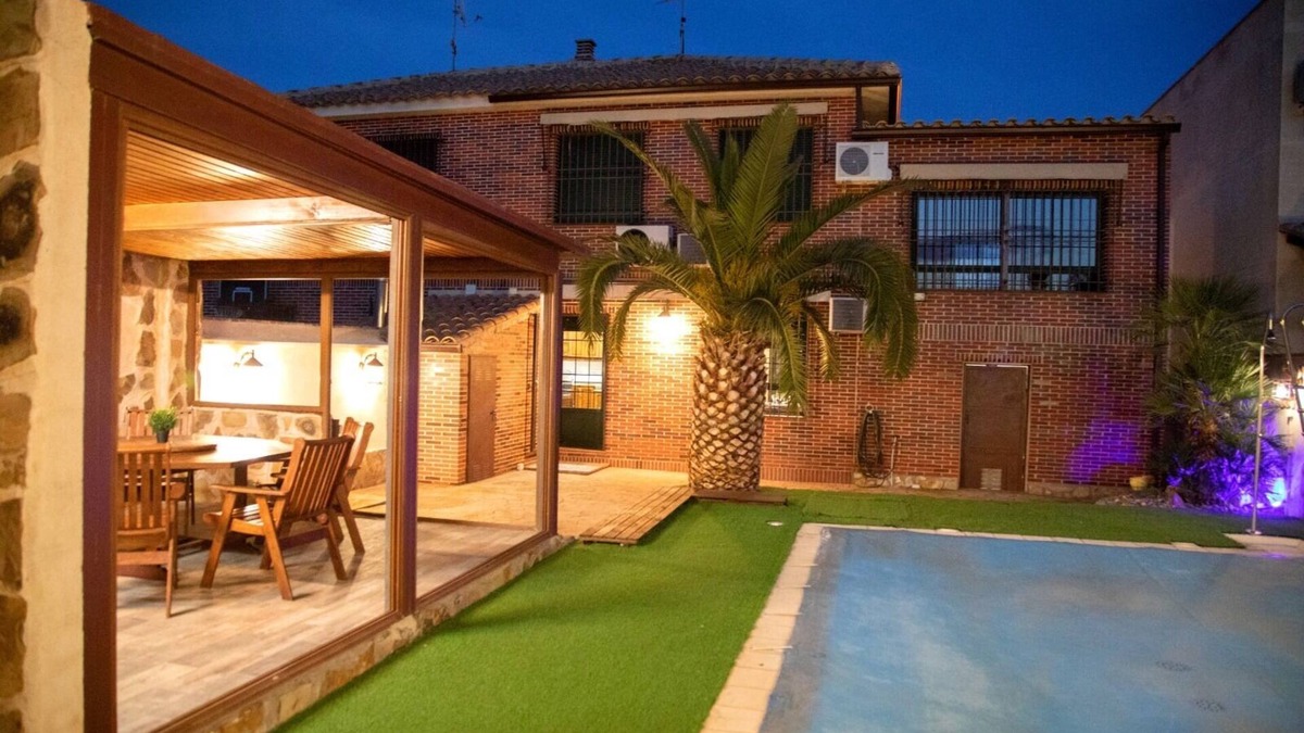 Arges Ski Chalet | Nice townhouse with private pool, BBC and 2.5 km from Puy Du Fou.