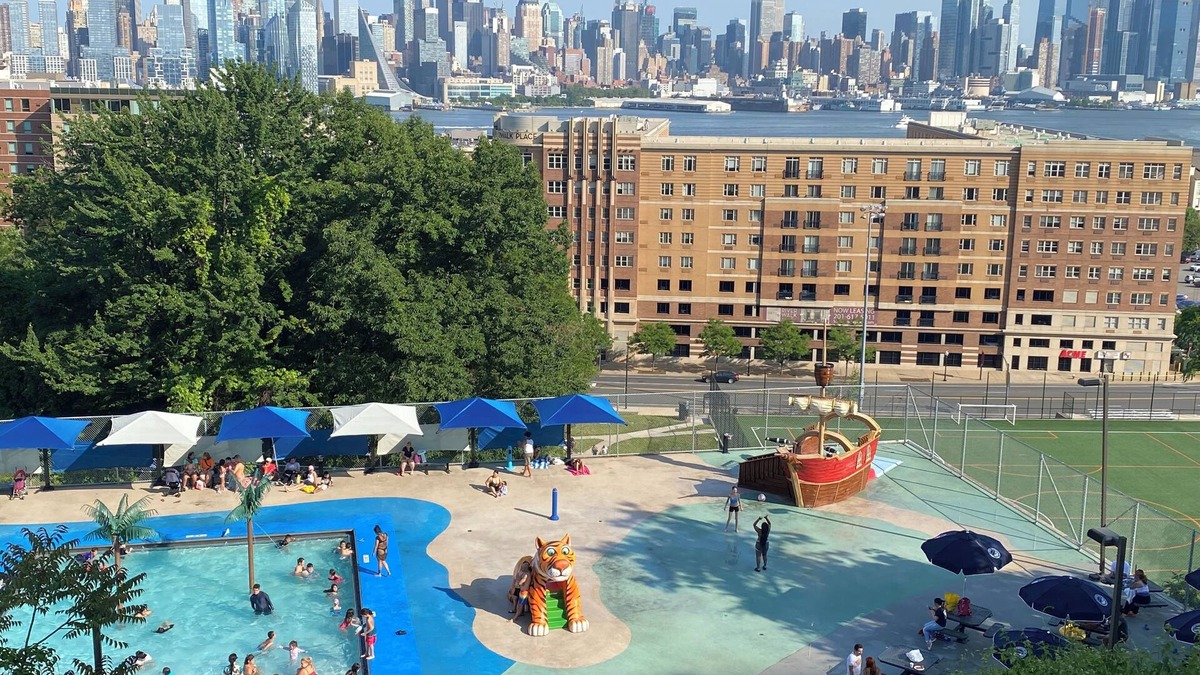 North Bergen Apartment | Nice two Bedroom apt at 25 Minutes to New York Excellent bus Transportation