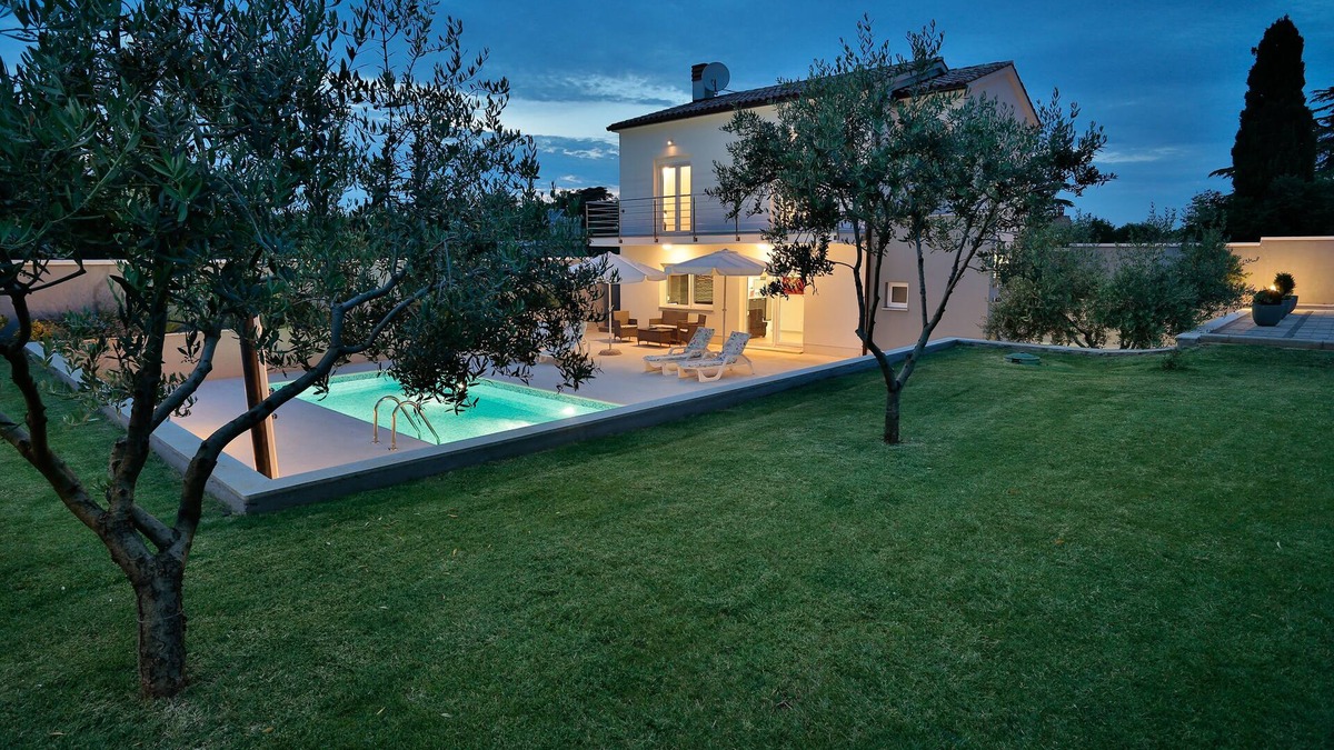 Valbandon House | Nice villa with heated swimming pool, 100m from the sea, WiFi, grill