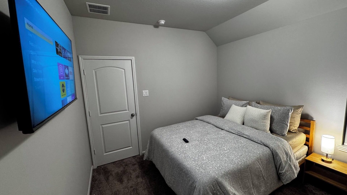 Cypress House | Nicely Cozy Room with Wi-Fi and AC in Cypress