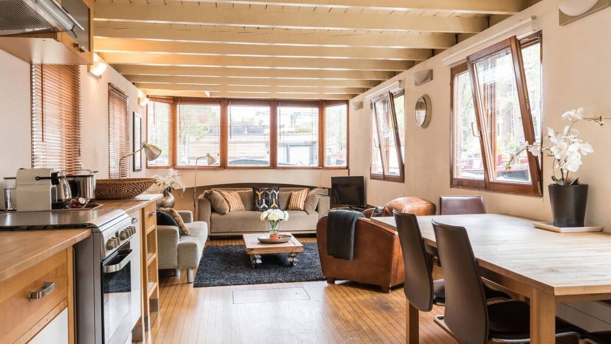 Jordaan Boat Rental | Nicely decorated houseboat-apartment at the canal district in the historic old centre of Amsterdam.