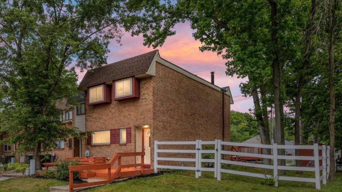 Newark House | Nicely renovated end-unit townhome centrally located within the UD campus area.