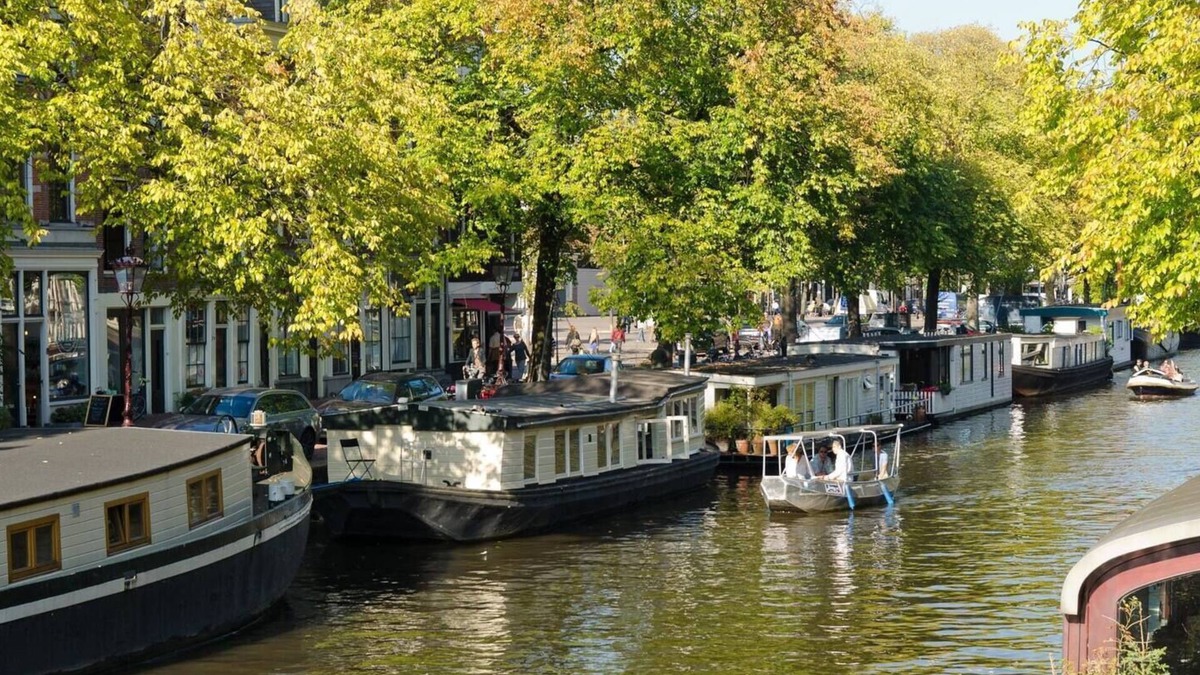 Jordaan Boat Rental | Nicely renovated houseboat located at the Canal belt in the historic centre.