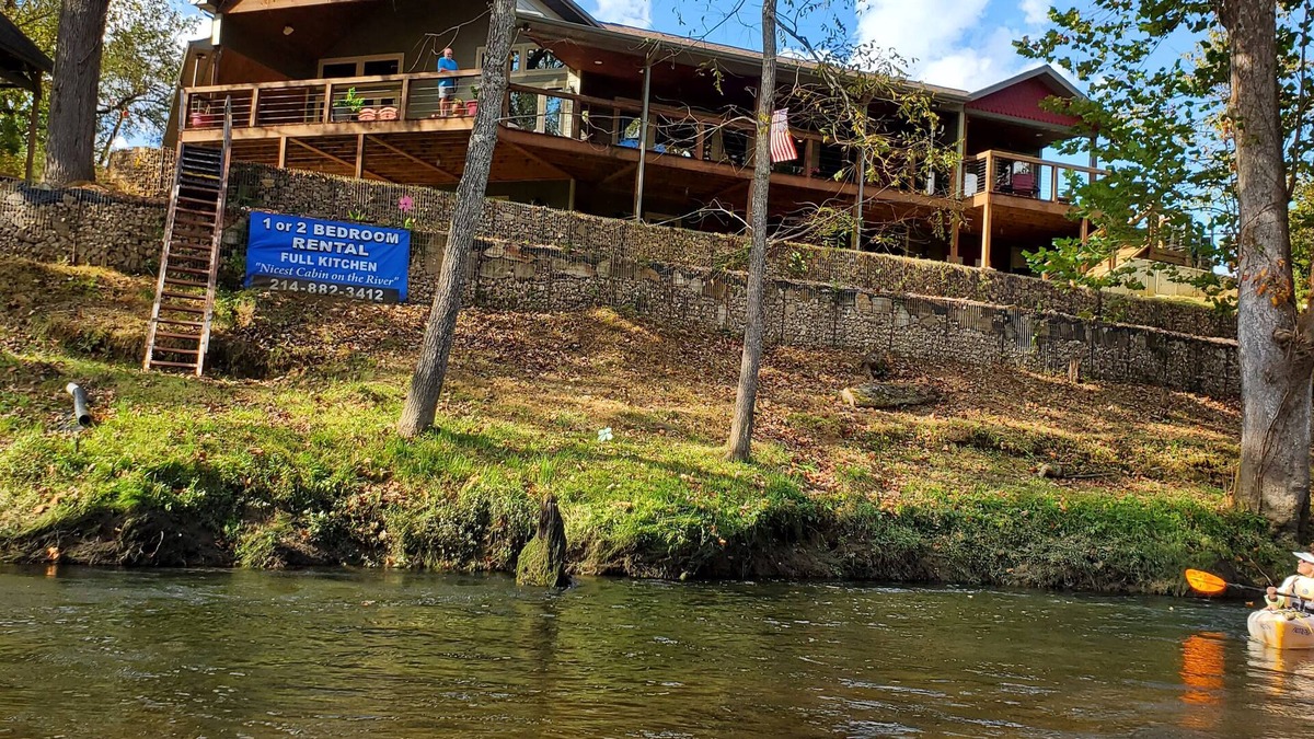 Flippin House | Nicest Cabin On The White River NEW RIVERFRONT DECK AND STONE STAIRS